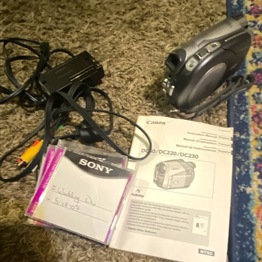 Canon DC220 DVD Handheld Camcorder Silver, 35x Optical Zoom, 2.7